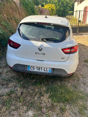 une voiture blanche garée sur le bord de la route