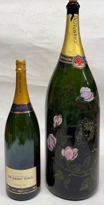 Deux bouteilles de champagne sont posées l'une à côté de l'autre sur une table.