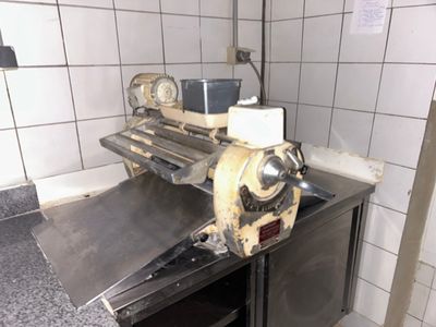 a machine that is sitting on a counter in a kitchen