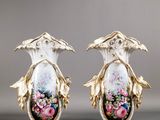 paire de vases anciens en porcelaine, décorés de fleurs et de feuilles
