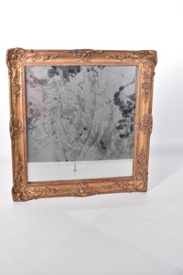 la photo d'une photo représentant une femme dans un miroir