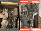 deux boîtes contenant divers objets