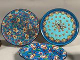 trois assiettes à motifs différents posées sur une table