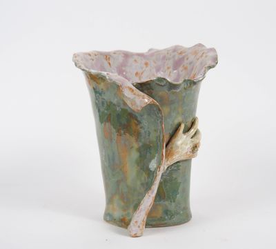 Vase en céramique contemporaine, à décor en relief de main d…