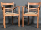 deux chaises en bois placées l'une à côté de l'autre sur une surface grise