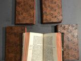 Plusieurs livres sont posés sur une table, avec des baguettes en bois à côté.