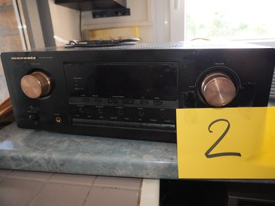 un gros plan d'une chaîne hi-fi posée sur un comptoir, avec une étiquette de prix