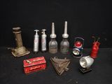beaucoup d'objets anciens qui traînent sur une table