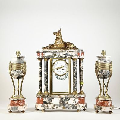 une horloge posée sur une table