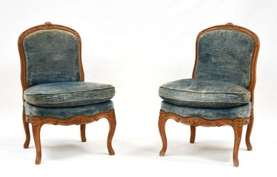 une paire de chaises anciennes avec un revêtement bleu, revêtement bleu, revêtement bleu, revêtement bleu, revêtement bleu, revêtement bleu, revêtement bleu, revêtement bleu, revêtement