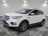 Une Ford Escape blanche est garée sur un sol à damier