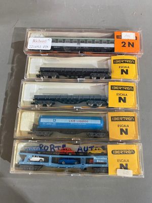 cinq wagons dans le colis posé sur la table
