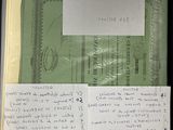 un livre recouvert d'une multitude de feuilles