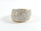 une image d'une bague en diamant sur fond blanc