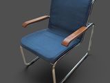 une chaise bleue avec un accoudoir en bois sur fond gris