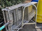 une barrière métallique installée à côté d'un feu tricolore jaune