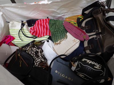 un sac de vêtements et des sacs à l'arrière d'une voiture