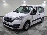 la camionnette blanche est garée sur le sol en damier d'une pièce