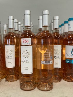 plusieurs bouteilles de vin sont alignées sur un comptoir