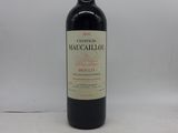 une bouteille de vin rouge posée sur une table blanche