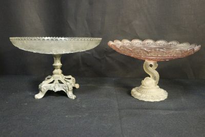 paire de socles en verre d'époque sur fond noir, avec une toile de fond noire