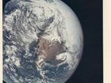 une vieille photo de la Terre prise depuis l'espace, sur laquelle on voit l'Australie et le Pacifique