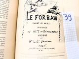 un livre ouvert sur lequel se trouve une feuille de papier