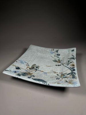 Philippe DUBUC (1947). PLAT sur pieds de forme carré à décor…