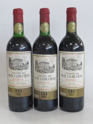 trois bouteilles de vin rouge posées côte à côte sur une table