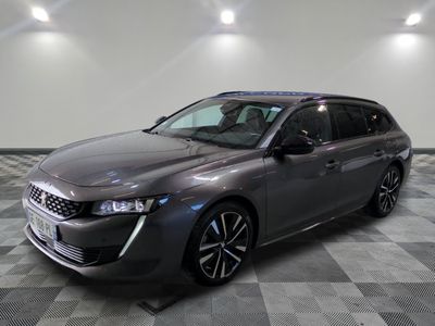 la voiture grise est garée sur un sol en damier dans le garage