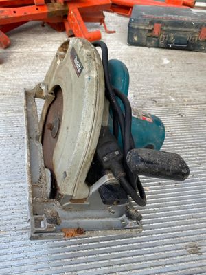 Une scie circulaire électrique MAKITA 5903R - Photo 1