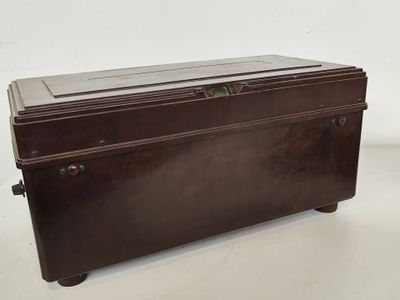 une valise marron posée sur une table blanche