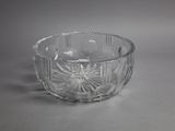 un saladier en verre transparent orné d'un motif en forme d'étoile