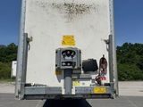un camion blanc garé dans un parking