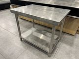 une table en acier inoxydable au milieu d'un magasin