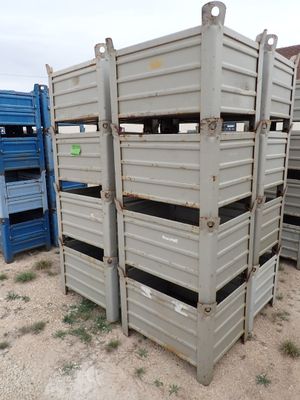 de nombreuses caisses empilées dans la terre