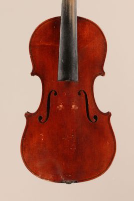 un vieux violon avec un archet accroché à son dos