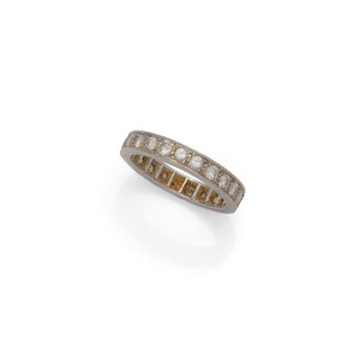 une bague en diamant et en or blanc 18 carats