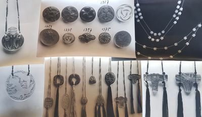 de nombreux types de colliers exposés sur une table
