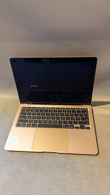 un ordinateur portable ouvert posé sur une surface blanche