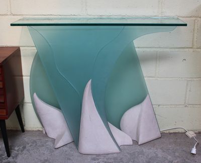 une table en verre avec un plateau en verre et un piètement blanc