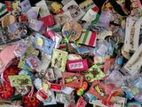 un gros tas d'objets divers posés sur une table