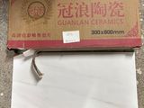 une boîte de carreaux de céramique chinois posée par terre