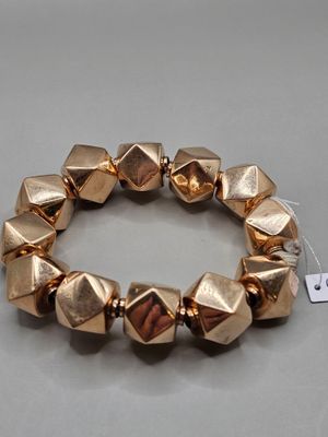 Gros plan sur un bracelet en or portant une étiquette