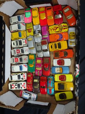 un grand nombre de petites voitures dans une boîte