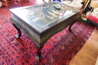 une table basse avec un plateau en verre dans un salon