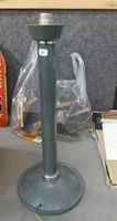 Lampe en métal laqué gris.