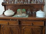 une vitrine en bois avec une vitre sur le dessus