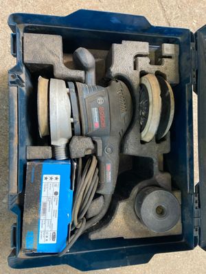 une boîte contenant des outils, posée sur le sol