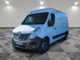 la camionnette bleue est garée sur un sol à carreaux dans une pièce